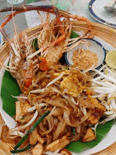ผัดไทยดั้งเดิมกุ้งแม่น้ำ