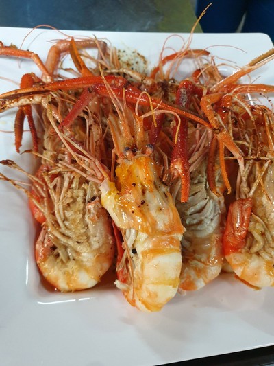 กุ้งแม่น้ำสดๆมาอบสูตรเฉพาะร้านอาหารบ้านสวนครัวไทย เสริฟพร้อมน่ำติ้มทะเลรสจัดจ้าน