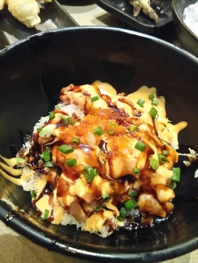 ข้าวหน้าแซลมอลและไข่แซลมอน
