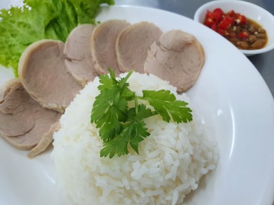 ข้าวหมูสันในยำเต้าเจี้ยว