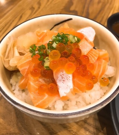 ข้าวหน้าปลาแซลมอล