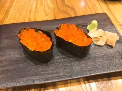 ข้าวห่อสาหร่ายหน้าไข่ปลาแซลมอล