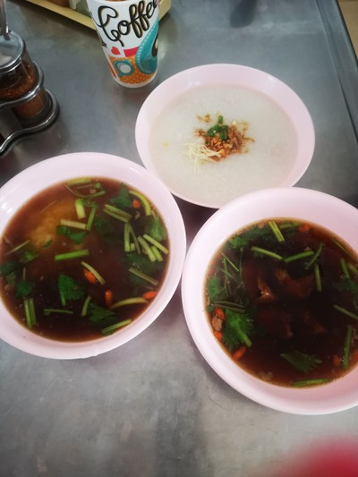 ข้าวต้มใส่กระดูกหมูตุ๋นยาจีน