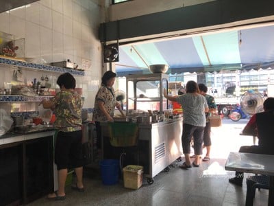 ก๋วยเตี๋ยวลูกชิ้นปลา เจริญนคร สะพานสอง