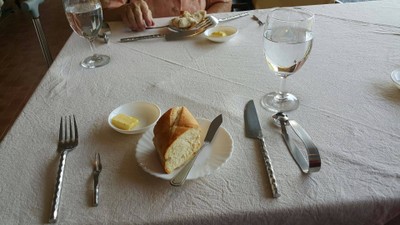 ขนมปังฝรั่งเศสพร้อมเนย