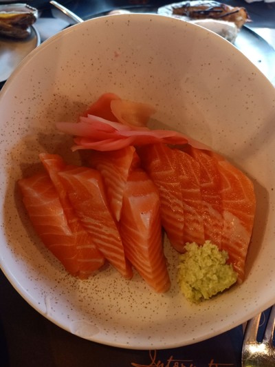 แซลมอนซาชิมิ