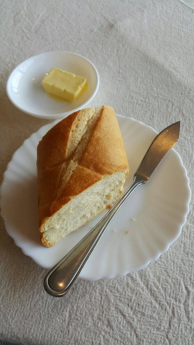 ขนมปังฝรั่งเศสพร้อมเนย