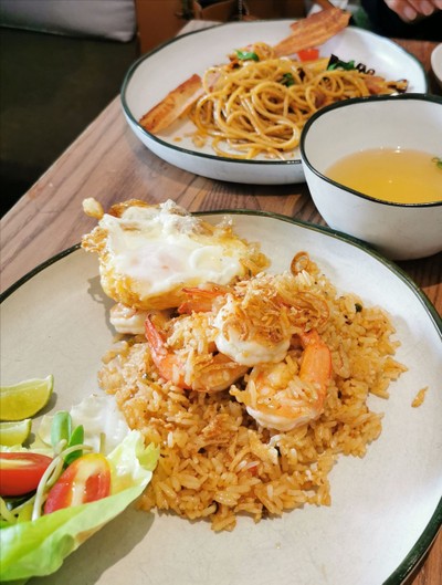 ข้าวผัดซอสครีมมันกุ้ง ไข่ดาว