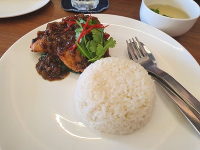 ข้าวปลากะพงทอดซอสพริกไทยดำ