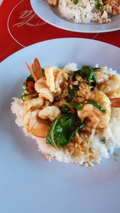 ข้าวกระเพรากุ้ง