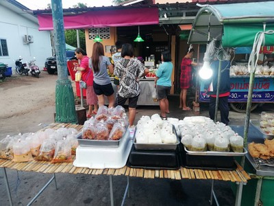 ลูกค้ารอเต็มหน้าร้านเลย