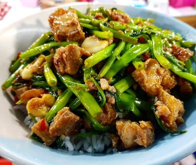 ผัดผักบุ้ง-ราดข้าว