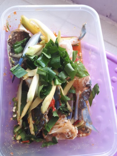 ยำปูม้า ใส่มะม่วง