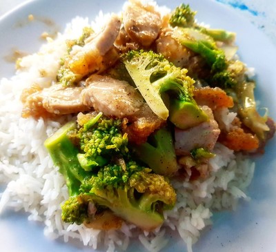 ผัดบล็อคโคลี่-ราดข้าว