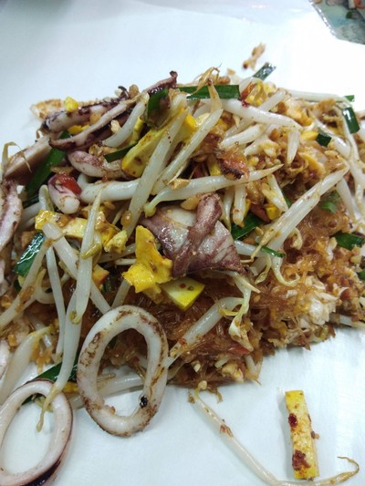 ผัดไทวุ้นเส้นปลาหมึก