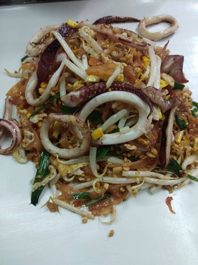 ผัดไทปลาหมึก