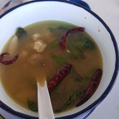 ไก่ต้มขมิ้นใบโหระพา