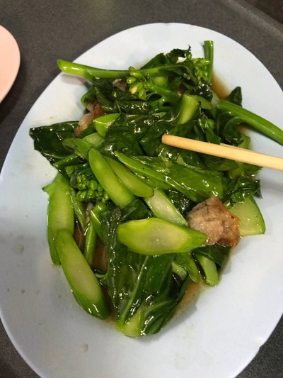 คะน้าหมูกรอบ