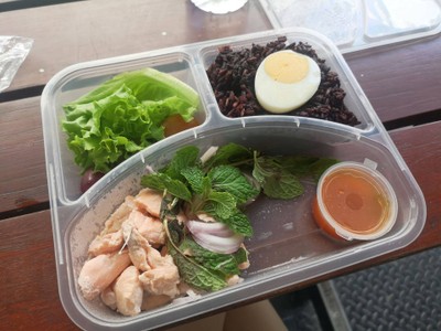 ข้าวไรซ์เบอรี่น้ำตกแซลมอนรมควัน+ไข่มะตูม