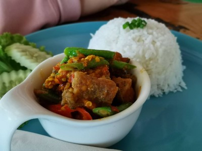 ข้าวราดเครื่องแกงปลากระพง