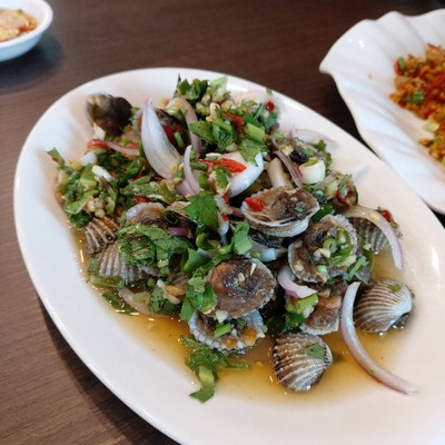 ยำหอยแคลง