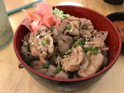 ข้าวหน้าหมูคุโรบุตะ