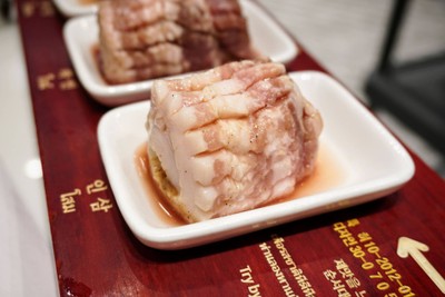หมู 8 สี