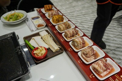 หมู 8 สี