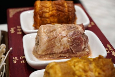 หมู 8 สี