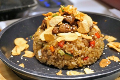 ข้าวผัดกระเทียมหมูกะทะร้อน