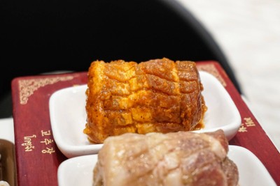 หมู 8 สี