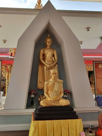 รูปหล่อในหลวง ร.9 สมัยออกผนวช