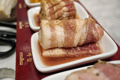 หมู 8 สี