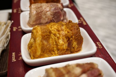 หมู 8 สี