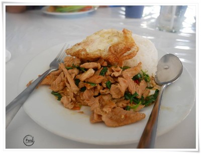 ข้าวกะเพราหมุไข่ดาว