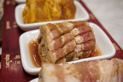 หมู 8 สี
