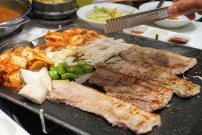 หมู 8 สี