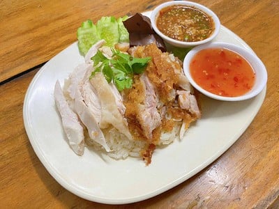 ข้าวมันไก่ต้มผสมไก่ทอด ร้าน ร้านข้าวมันไก่คุณอุ๊ 1