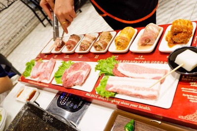 หมู 8 สี
