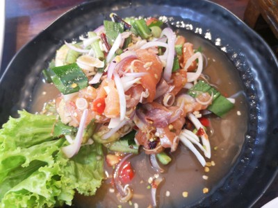 ยำแซลมอน