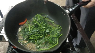 วิธีทำ ผัดผักบุ้งไฟแดงไร้น้ำปลา