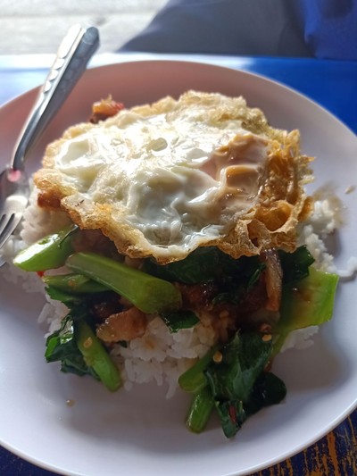 คะน้าหมูกรอบไข่ดาว