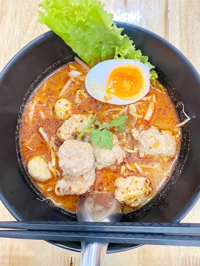 เกาเหลาต้มยำหมูเด้ง