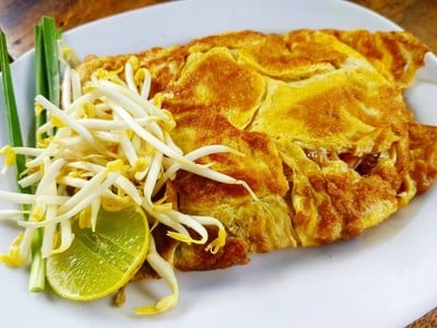 ผัดไทยห่อไข่