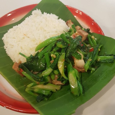 คะน้าฮ่องกงหมูกรอบ