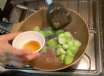 วิธีทำ ผัดบวบใส่ไข่🥒 วิธีทำ ผัดบวบใส่ไข่🥒
