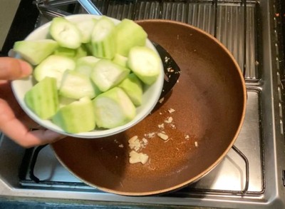 วิธีทำ ผัดบวบใส่ไข่🥒 วิธีทำ ผัดบวบใส่ไข่🥒