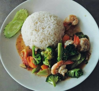 กุ้งผัดบล๊อคโคลี่ราดข้าว