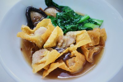 เกี๊ยวกรอบราดหน้า