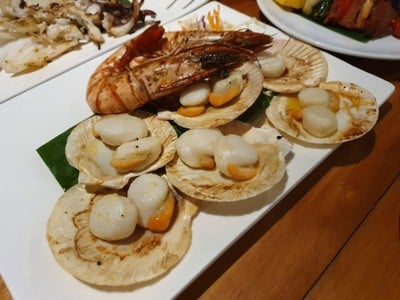 หอยเชลล์ และกุ้งเผา